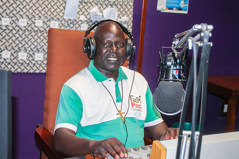 Father Charles Idraku im Studio von Radio Pacis in Arua, Norduganda – der Direktor des kirchlichen Radiosenders spricht über Mobilität und Entwicklungszusammenarbeit mit Unterstützung von MIVA Austria.