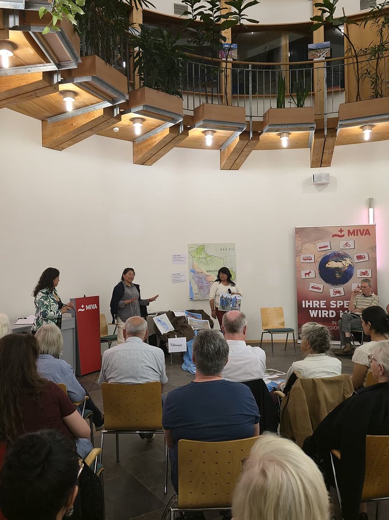Teilnehmende verfolgen aufmerksam die Präsentation der Referentinnen aus Bolivien.