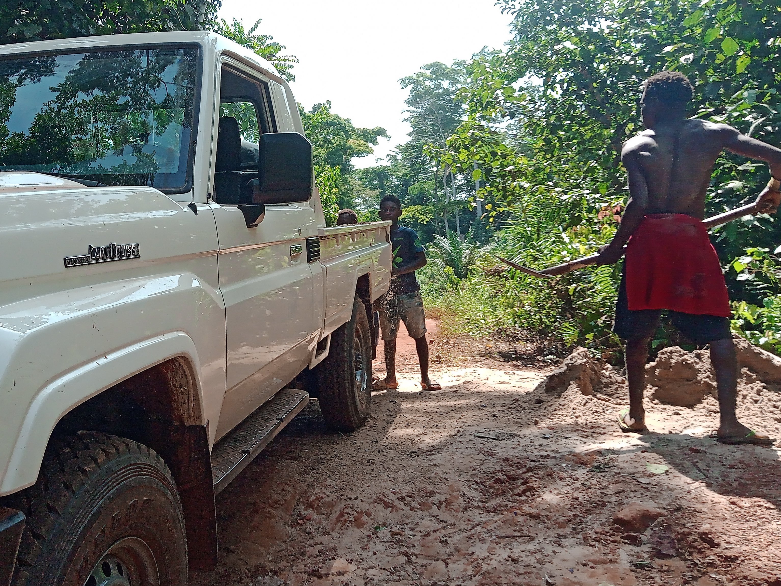 Menschen verladen Sand auf ein MIVA Fahrzeug beim Bau einer Wasseraufbereitungsanlage in Bagandou