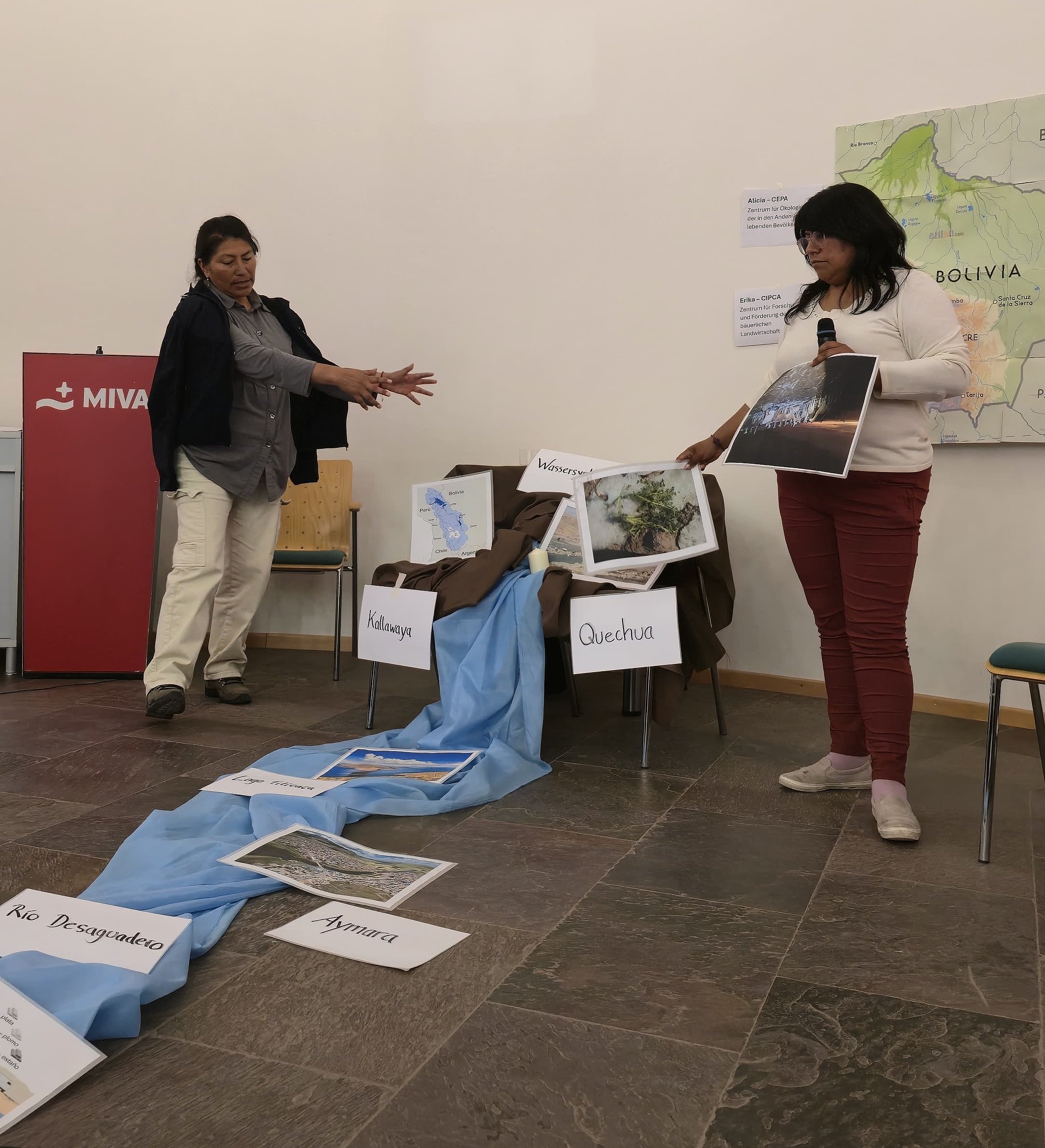 Zwei Frauen aus Bolivien erklären indigenes Leben und ein Flusssystem im Altiplano.