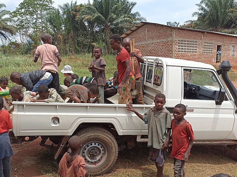 MIVA Fahrzeug in Bagandou mit Kindern im Ladebereich während eines Einsatzes in der Zentralafrikanischen Republik