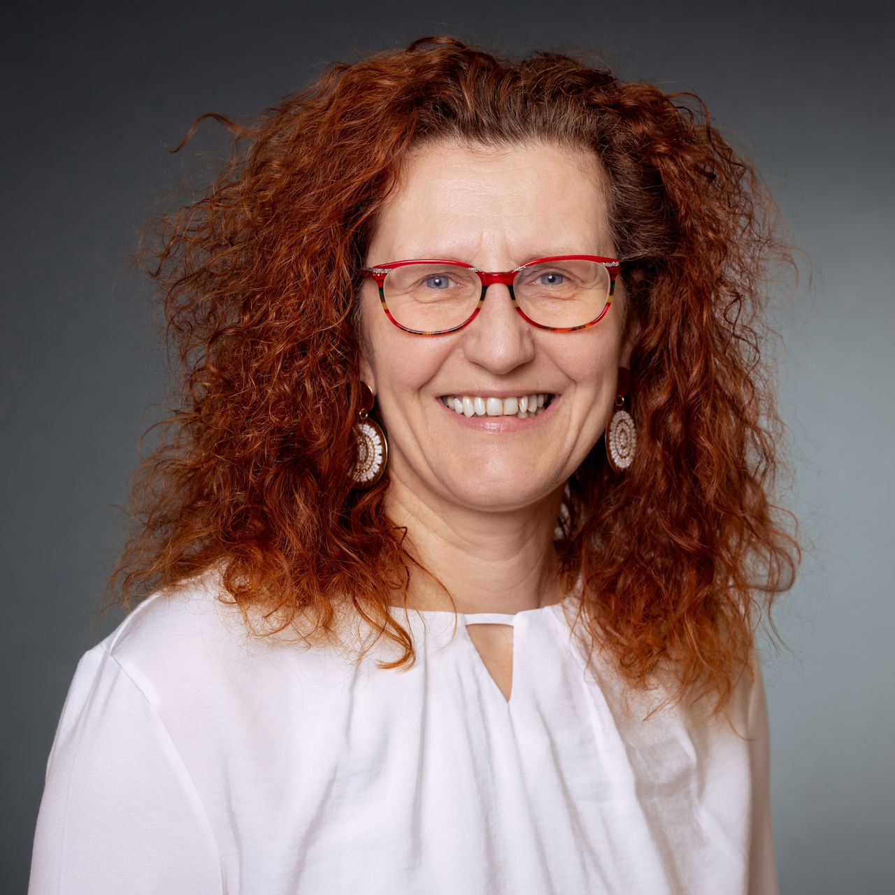 Portraitfoto von Alexandra Aichinger, frontal aufgenommen
